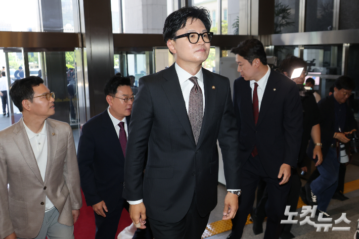 한동훈 무소속 의원이 5일 오후 서울 여의도 국회 본관 앞에서 기자회견 후 본회의장으로 향하고 있다. 윤창원 기자