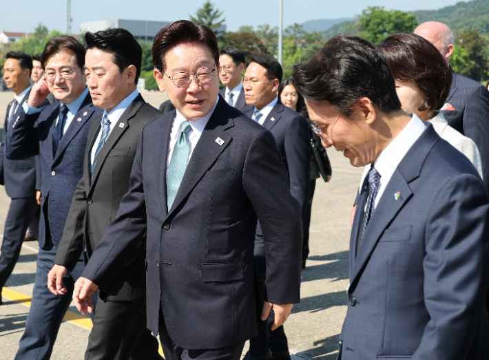 주요7개국(G7) 정상회의 참석과 유럽 순방을 위해 출국하는 이재명 대통령이 9일 성남 서울공항에서 공군 1호기로 이동하며 김민석 국무총리와 대화하고 있다. 연합뉴스
