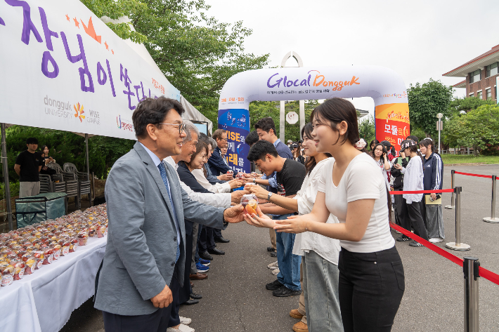 류완하 동국대WISE총장이 학생들에게 간식을 전달하고 있다. 동국대 제공