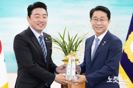 조정식 국회의장 예방한 강훈식-홍익표