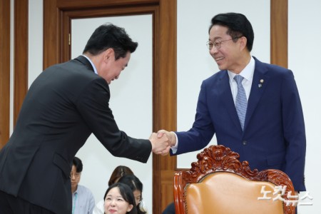 조정식 국회의장이 9일 오전 서울 여의도 국회에서 강훈식 대통령 비서실장을 접견하며 악수하고 있다.
