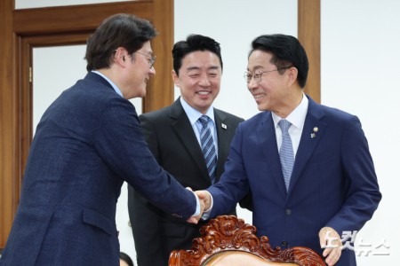 조정식 국회의장(오른쪽)이 9일 오전 서울 여의도 국회에서 홍익표 대통령비서실 정무수석을 접견하며 악수하고 있다. 가운데는 강훈식 대통령 비서실장.