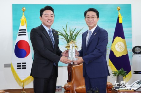 강훈식 대통령 비서실장(왼쪽)이 9일 오전 서울 여의도 국회를 찾아 조정식 국회의장에게 이재명 대통령 명의 축하난을 전달하고 있다.