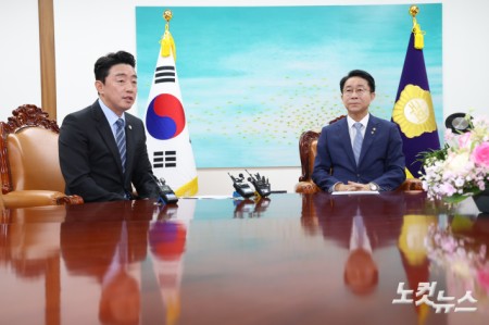 강훈식 대통령 비서실장이 9일 오전 서울 여의도 국회를 찾아 조정식 국회의장을 예방하며 인사말을 하고 있다.