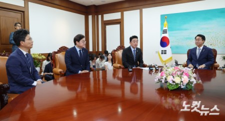강훈식 대통령 비서실장이 9일 오전 서울 여의도 국회를 찾아 조정식 국회의장을 예방하며 인사말을 하고 있다. 왼쪽부터 정을호 정무비서관, 홍익표 정무수석, 강 비서실장, 조 의장.