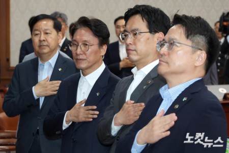 국민의례하는 김민석 국무총리