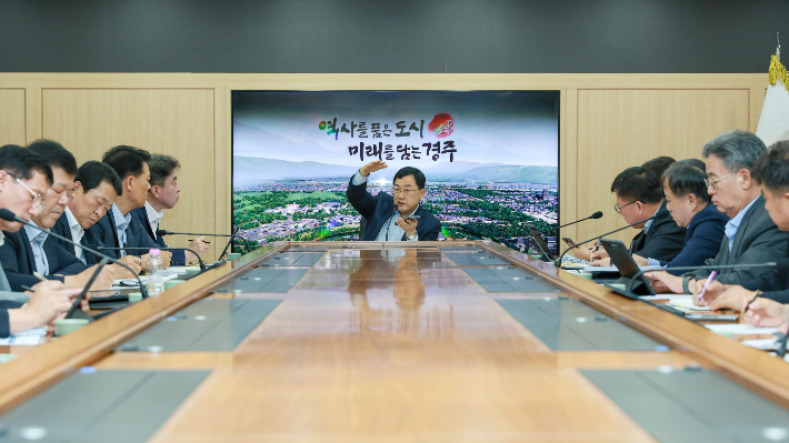 주낙영 경주시장이 9일 시청 영상회의실에서 국·소·본부장회의를 주재하며 민선 9기 주요 공약사업과 현안사업 추진 상황을 점검하고 있다. 경주시 제공