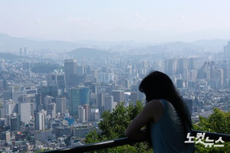 서울 민간 아파트 국민 평형의 1년 평균 분양 가격이 처음으로 21억 원을 넘어선 가운데 9일 서울 남산에서 바라본 서울 시내 아파트 모습.8일 분양평가 전문회사 리얼하우스가 한국부동산원 청약홈 자료를 분석한 결과에 따르면 지난달 전국 민간 아파트 전용 84㎡ 분양가는 7억2702만 원으로 집계됐다.서울 전용 84㎡ 평균 분양가격은 전월 대비 11.49% 오른 21억 3608만 원을 기록해 처음 21억 원을 넘어섰으며, 지난해 같은 달과 비교하면 32.13% 상승했다.