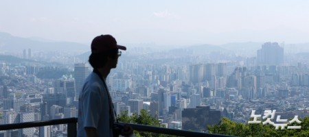 서울 민간 아파트 국민 평형의 1년 평균 분양 가격이 처음으로 21억 원을 넘어선 가운데 9일 서울 남산에서 바라본 서울 시내 아파트 모습.8일 분양평가 전문회사 리얼하우스가 한국부동산원 청약홈 자료를 분석한 결과에 따르면 지난달 전국 민간 아파트 전용 84㎡ 분양가는 7억2702만 원으로 집계됐다.서울 전용 84㎡ 평균 분양가격은 전월 대비 11.49% 오른 21억 3608만 원을 기록해 처음 21억 원을 넘어섰으며, 지난해 같은 달과 비교하면 32.13% 상승했다.