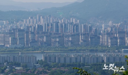 서울 민간 아파트 국민 평형의 1년 평균 분양 가격이 처음으로 21억 원을 넘어선 가운데 9일 서울 남산에서 바라본 서울 시내 아파트 모습.8일 분양평가 전문회사 리얼하우스가 한국부동산원 청약홈 자료를 분석한 결과에 따르면 지난달 전국 민간 아파트 전용 84㎡ 분양가는 7억2702만 원으로 집계됐다.서울 전용 84㎡ 평균 분양가격은 전월 대비 11.49% 오른 21억 3608만 원을 기록해 처음 21억 원을 넘어섰으며, 지난해 같은 달과 비교하면 32.13% 상승했다.