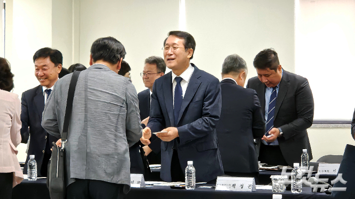 김일환 인수위원장이 도청 실국장들과 인사하고 있다. 고상현 기자