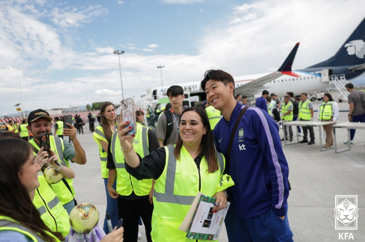 한국 축구국가대표팀 손흥민이 6일 2026 북중미월드컵 한국팀의 조별예선 첫경기가 열리는 멕시코 과달라하라 국제공항에 도착해 팬과 기념촬영을 하고 있다. 대한축구협회 제공
