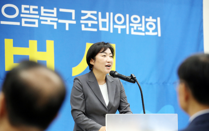 신수정 전남광주통합특별시 북구청장 당선인이 9일 광주 북구 사무실에서 열린 주민주권도시 으뜸북구 준비위원회 출범식에 참여해 발언하고 있다. 주민주권도시 으뜸북구 준비위원회 제공