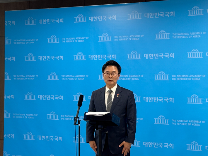 더불어민주당 정진욱 의원이 9일 오전 국회에서 기자회견을 진행하고 있다. 정진욱 의원실 제공
