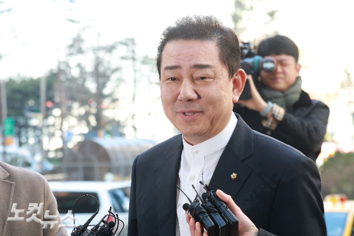 무소속 김병기 의원이 지난 2월 26일 서울 마포구 서울경찰청 공공범죄수사대에 조사를 받기 위해 피의자 신분으로 출석하고 있다. 류영주 기자