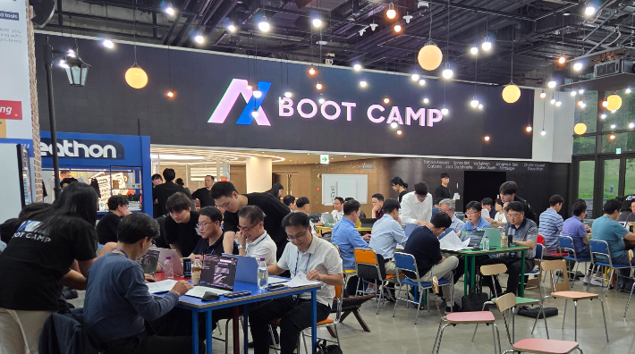 삼성 관계사 임원들이 인력개발원 창조관에서 AI 집중교육을 받고 있다. 삼성 제공