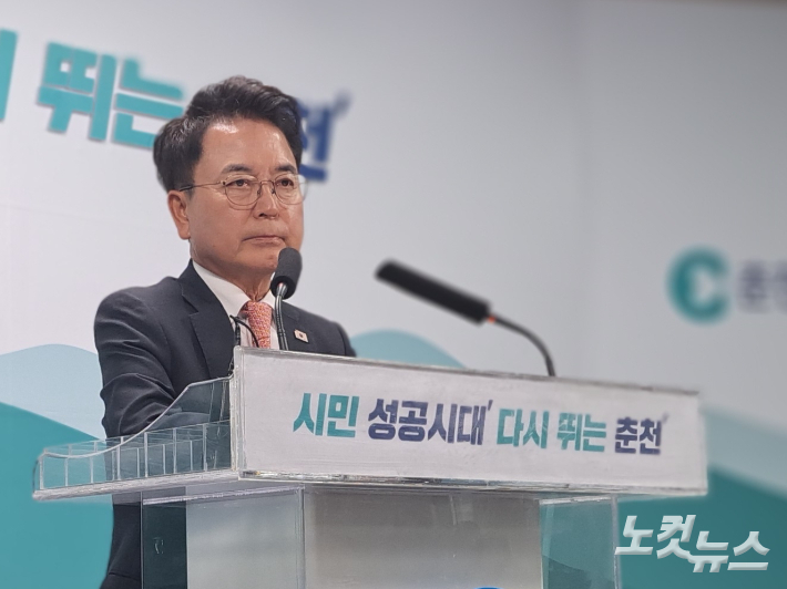 육 시장은 9일 기자회견을 열고 "시내버스 파업 장기화로 큰 불편을 겪고 계신 시민 여러분께 깊은 송구의 말씀을 드린다"고 말했다. 진유정 기자
