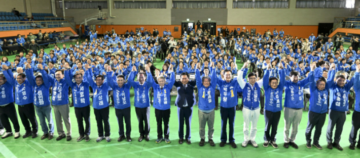 제9회 전국동시지방선거 더불어민주당 전남·광주·전북 공천자대회가 지난 5월 12일 강진 제2실내체육관에서 정청래 대표를 비롯한 전남지역 시장, 군수 후보들이 참석한 가운데 열렸다. 민주당 전남도당 제공