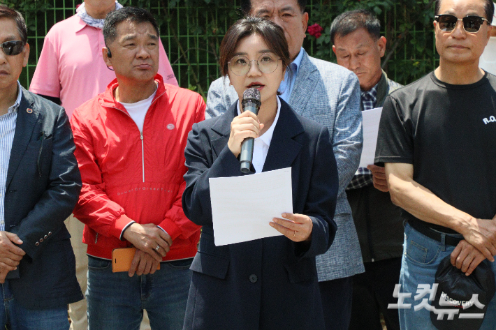 김소연 변호사가 충북경찰청 앞에서 기자회견을 열고 신용한 충북지사 당선인에 대한 엄정 수사를 촉구하고 있다. 임성민 기자