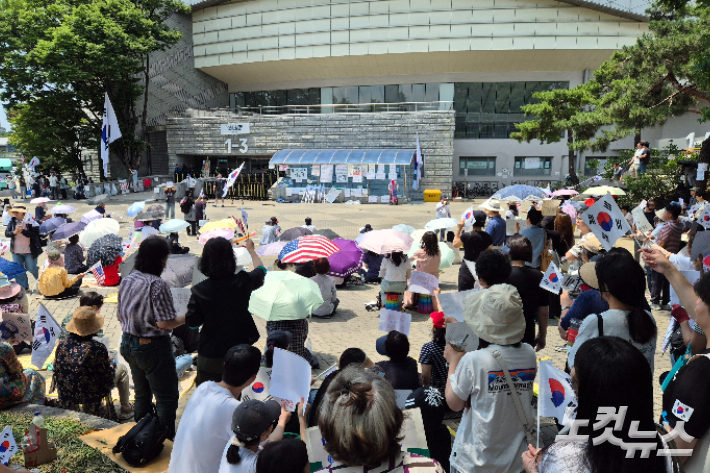 9일 서울 송파구 올림픽공원 핸드볼경기장 앞에는 부정선거론을 내세우며 투표용지 부족 사태에 반발하는 집회가 이어지고 있다. 송선교 기자