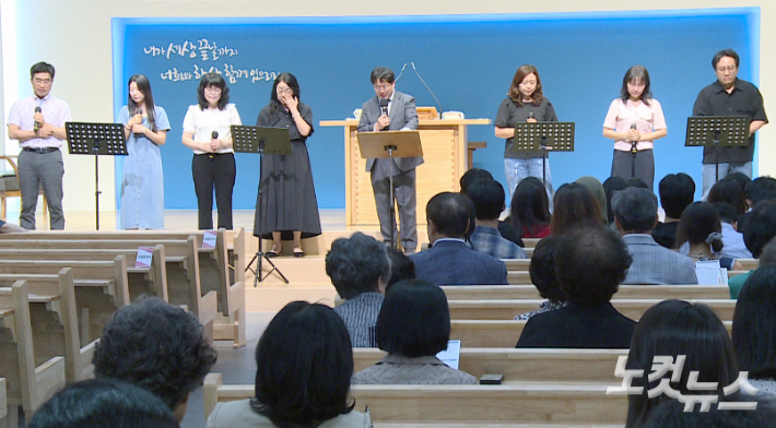 리브가찬양팀의 뜨거운 찬양 인도로 이날 집회의 문을 열었다. 이강현 기자