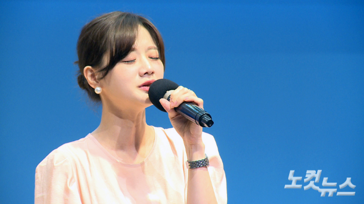간증에 이어 찬양을 하고 있는 여니엘씨. 이강현 기자