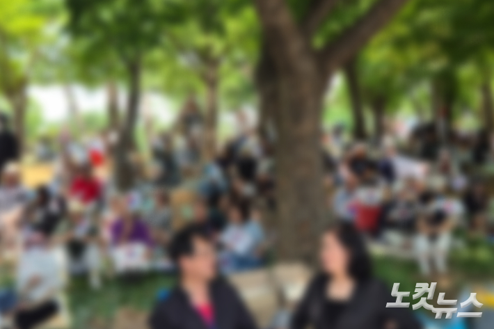 9일 서울 송파구 올림픽공원 핸드볼경기장 앞에는 부정선거론을 내세우며 투표용지 부족 사태에 반발하는 집회가 이어지고 있다. 송선교 기자
