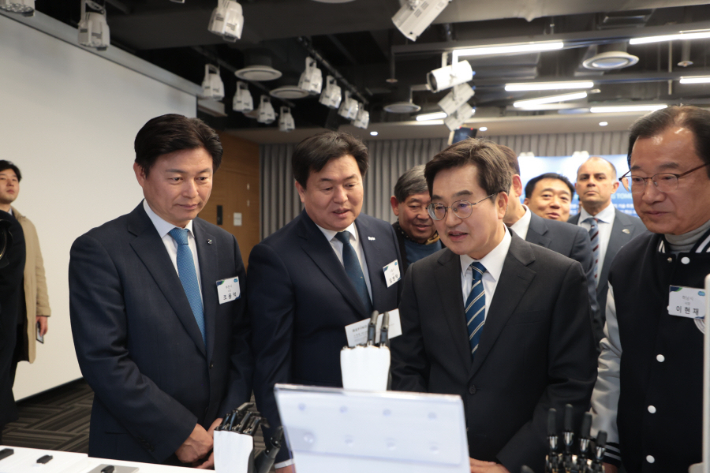 시흥시와 경기도의 피지컬 AI 비전 선포식 현장. 왼쪽부터 조용익 부천시장, 임병택 시흥시장, 김동연 경기도지사 모습. 시흥시 제공