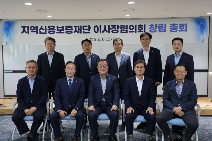 전국 지역신용보증재단은 지난 5일 서울 마포구 서울신용보증재단 내 강당에서 창립총회를 연 뒤 소상공인 위기 극복을 위한 공동 호소문을 발표했다. 사진은 총회를 마친 뒤 참석자들이 기념사진을 촬영하는 모습. (앞줄 왼쪽부터) 경북신용보증재단 김중권 이사장, 전북신용보증재단 한종관 이사장, 경기신용보증재단 시석중 이사장, 대구신용보증재단 박진우 이사장, 서울신용보증재단 최항도 이사장, (이하 뒷줄 왼쪽부터)충남신용보증재단 조소행 이사장, 광주신용보증재단 염규송 이사장, 충북신용보증재단 김창순 이사장, 부산신용보증재단 구교성 이사장, 대전신용보증재단 양필환 이사장. 경기신용보증재단 제공