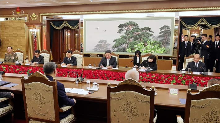 김정은 북한 국무위원장이 지난 8일 평양 금수산영빈관에서 국빈 방문 중인 시진핑 중국 국가주석과 양측 대표단이 참석한 가운데 회담하고 있다. 연합뉴스