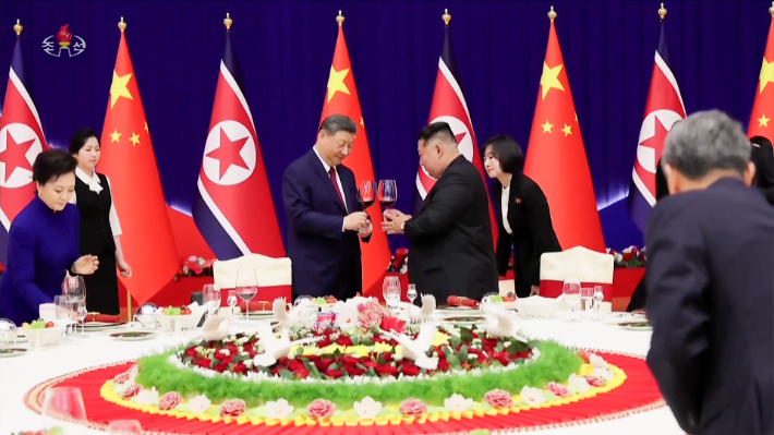 김정은 북한 국무위원장과 국빈 방문 중인 시진핑 중국 국가주석이 지난 8일 저녁 평양 목란관에서 열린 환영 연회에서 잔을 들어 건배하고 있다. 연합뉴스