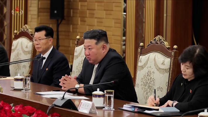 김정은 북한 국무위원장이 지난 8일 평양 금수산영빈관에서 열린 시진핑 중국 국가주석과의 회담에서 발언하고 있다. 연합뉴스
