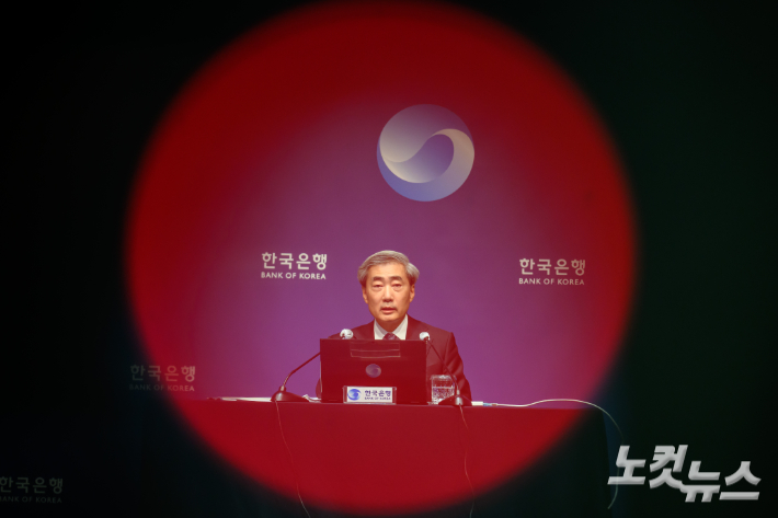 신현송 한국은행 총재가 28일 서울 중구 한국은행 본관에서 열린 통화정책방향 기자간담회에서 발언하고 있다. 사진공동취재단