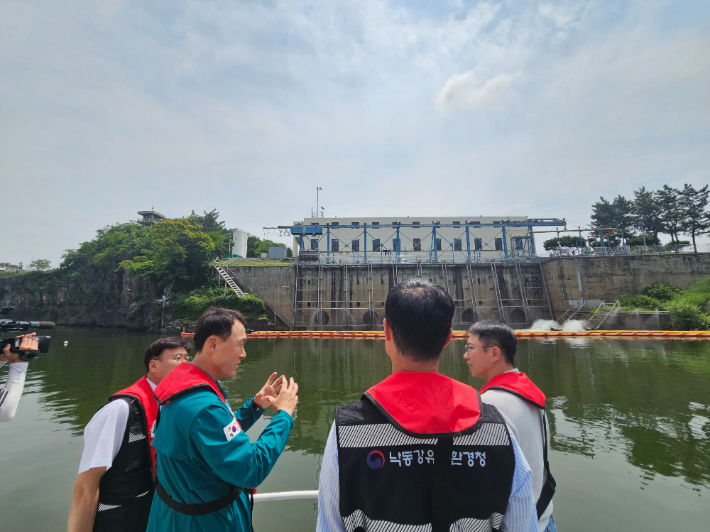 칠서취수장 점검. 경남도청 제공 