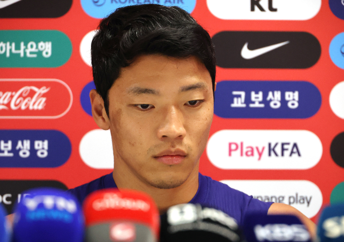 2026 북중미 월드컵에 출전하는 한국 축구 국가대표팀의 황희찬이 8일(현지시간) 멕시코 과달라하라 인근 사포판의 치바스 바예 베르데에서 열리는 훈련에 앞서 기자회견을 하며 질문에 답하고 있다. 연합뉴스