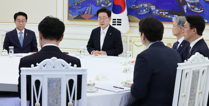 이재명 대통령이 8일 청와대에서 열린 4부 요인 회동에서 발언하고 있다. 왼쪽부터 조정식 국회의장, 이재명 대통령, 조희대 대법원장, 김민석 국무총리. 연합뉴스