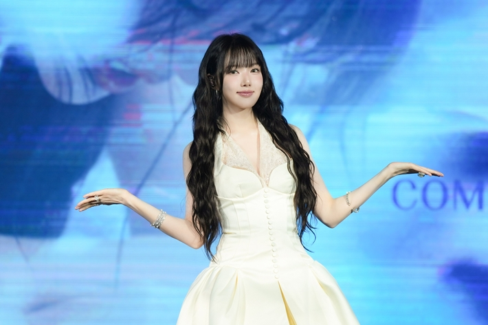 예린은 이날 수록곡 '폴라리스'와 타이틀곡 '조각별' 무대를 선보였다. 에이사이드컴퍼니 제공