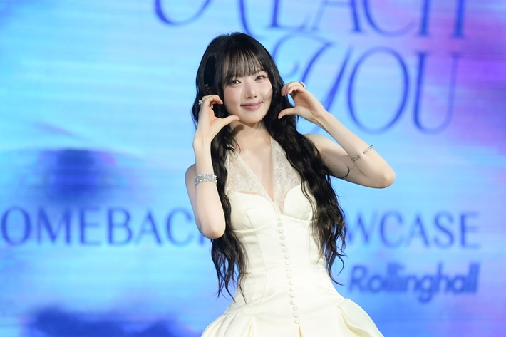예린이 볼 하트를 하고 있다. 에이사이드컴퍼니 제공