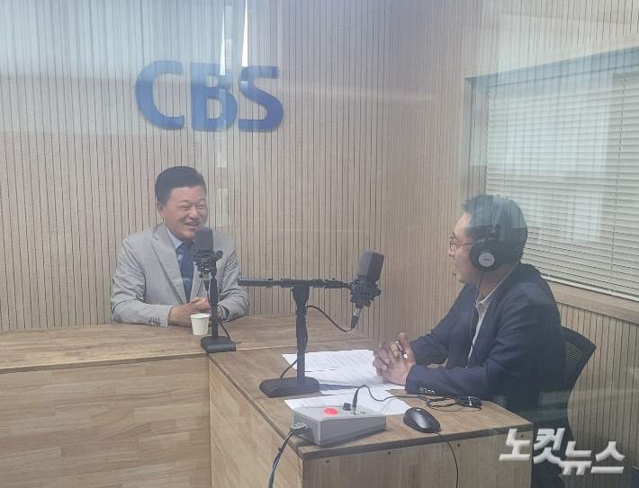 왼쪽부터 신용한 당선인, 김종현 앵커. 이은영 PD