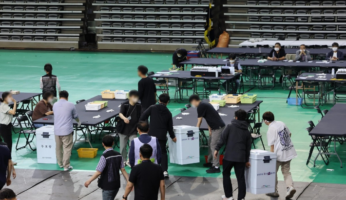5일 서울 송파구 잠실7동 제2투표소에서 이송된 투표함이 개표소인 올림픽공원 핸드볼경기장에 도착하고 있다. 연합뉴스