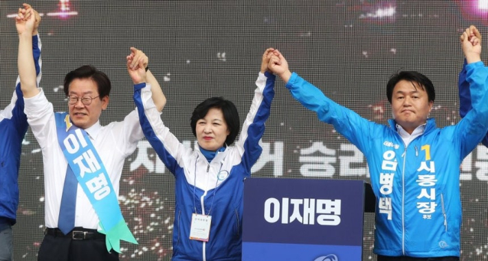 2018년 지방선거 합동유세 현장. 왼쪽부터 이재명 대통령(당시 경기도지사 후보)과 추미애 경기도지사 당선인(당시 민주당 대표), 임병택 시장(당시 후보). 연합뉴스