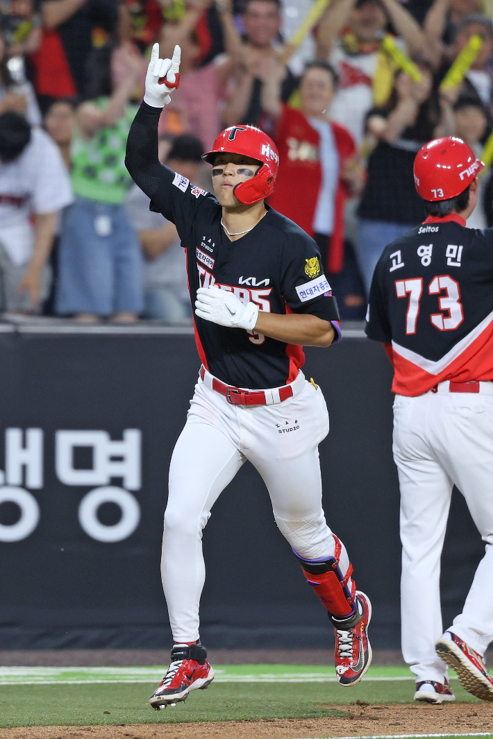 KIA 김도영이 9일 한화와 원정에서 4회초 3점 홈런을 날린 뒤 그라운드를 돌고 있다. KIA 