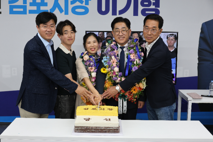 박상혁 국회의원, 이기형 김포시장 당선인, 김주영 국회의원 등이 함께하고 있다. 이 당선인 캠프 제공