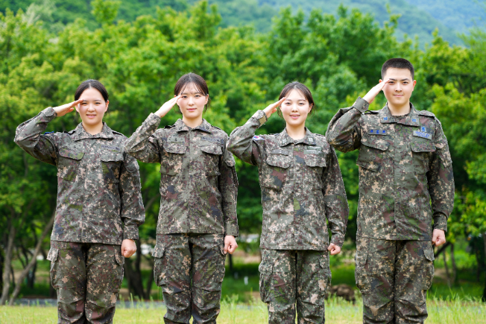 육·해·공군 부사관으로 복무 중인 김문정 중사, 김문소 중사, 김태희 중사, 김준원 하사(왼쪽부터) 4남매가 호국보훈의 달을 맞아 대한민국을 지키는 군인으로서 사명과 다짐을 담아 경례를 하고 있다. 육군 제공