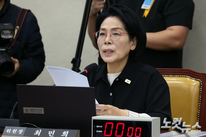 7일  서울 여의도 국회에서 열린 과학기술정보방송통신위원회 전체회의에서 최민희 위원장이 발언을 하고 있다. 윤창원 기자