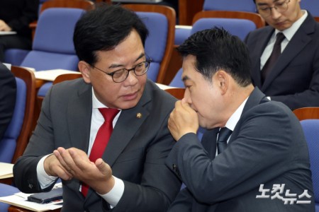 10일 서울 여의도 국회에서 열린 국민의힘 2026 원내대표 선출 의원총회에서 장동혁 대표와 송언석 전 원내대표가 대화를 하고 있다.