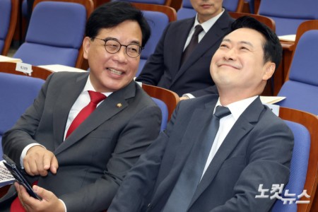 10일 서울 여의도 국회에서 열린 국민의힘 2026 원내대표 선출 의원총회에서 장동혁 대표와 송언석 전 원내대표가 대화를 하며 환하게 웃고 있다.