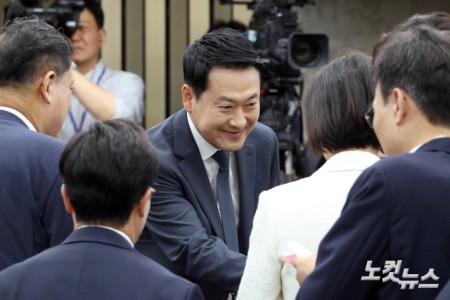 10일 서울 여의도 국회에서 열린 국민의힘 2026 원내대표 선출 의원총회에서 장동혁 대표가 참석하며 의원들과 인사를 하고 있다.