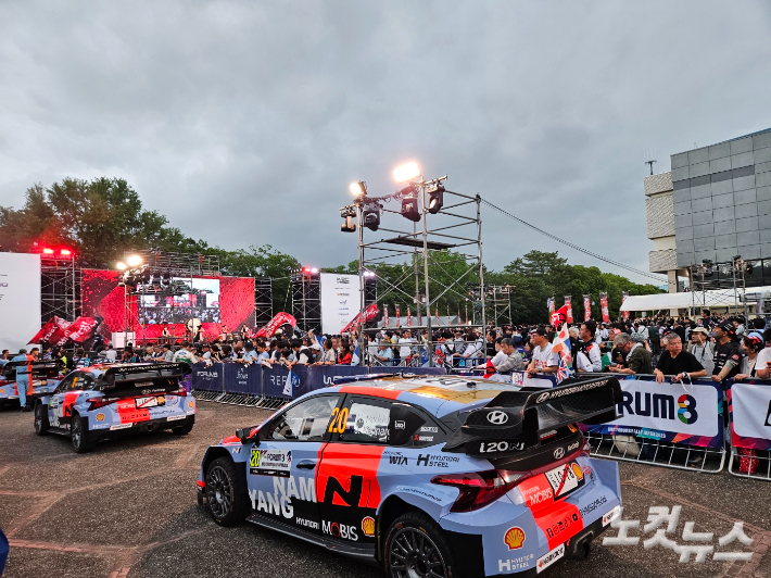 WRC 대회가 열린 일본 나고야성 인근에서 관객들이 레이싱카를 보고 환호하고 있다. 인상준 기자