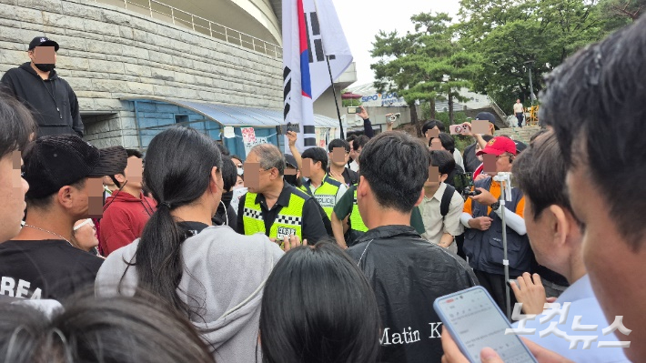 10일 오전 서울 송파구 올림픽공원 핸드볼경기장 앞 집회에서 대한체육회 직원들의 출입을 놓고 갈등이 벌어져 경찰이 대화로 설득하고 있다. 김지은 기자